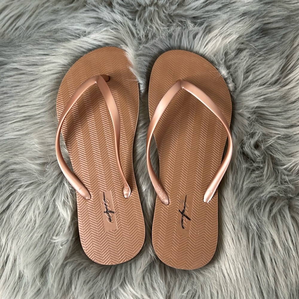 EUC Aerie Rose Gold Flip Flops sz 7/8